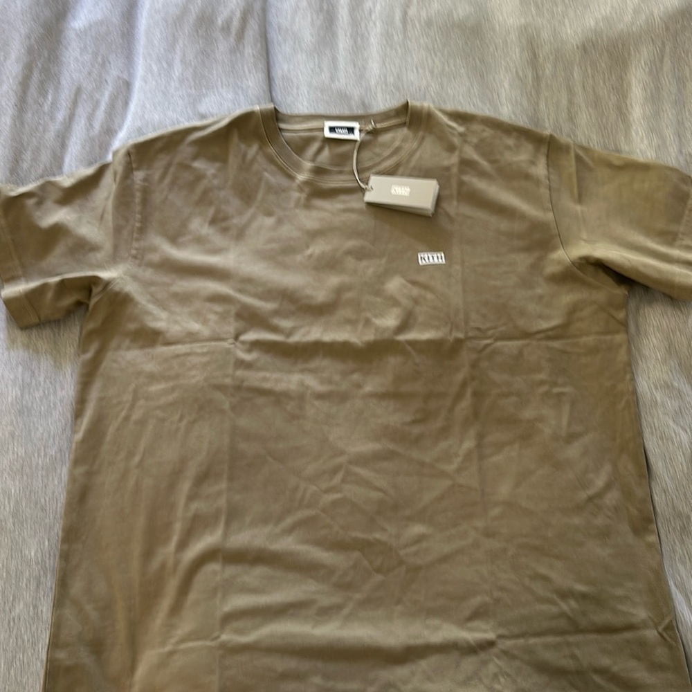 Men’s kith XXL LAX tee in color Sink. Slim fit probably better for XL person.